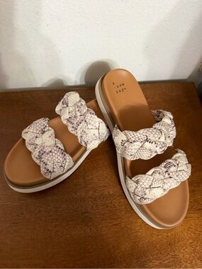 A new day women’s platform slip on sandal snake print/tan sandals 8.5-9